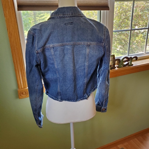 Express small petite cropped jean jacket. - Picture 4 of 6